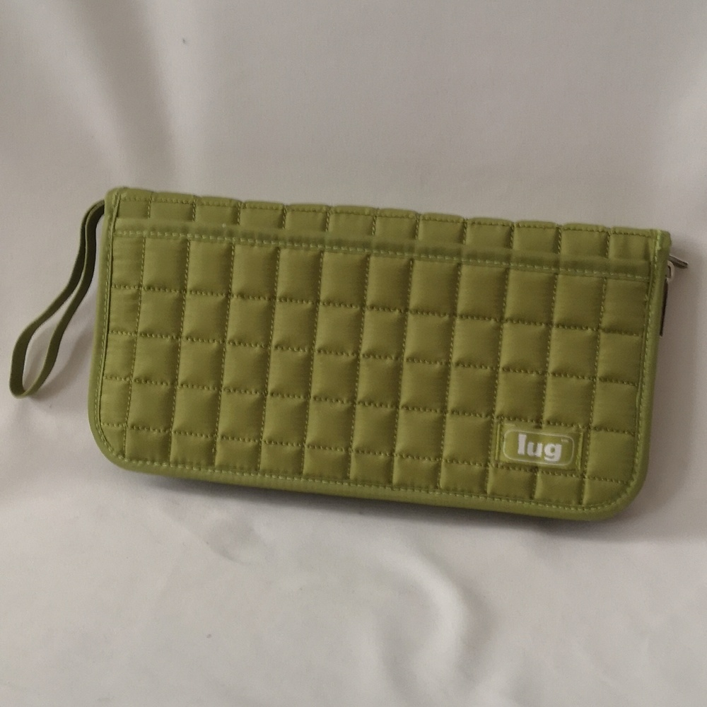 NWOT lug Document / Passport Wallet Zipper Close Multi Pockets Green Quilted